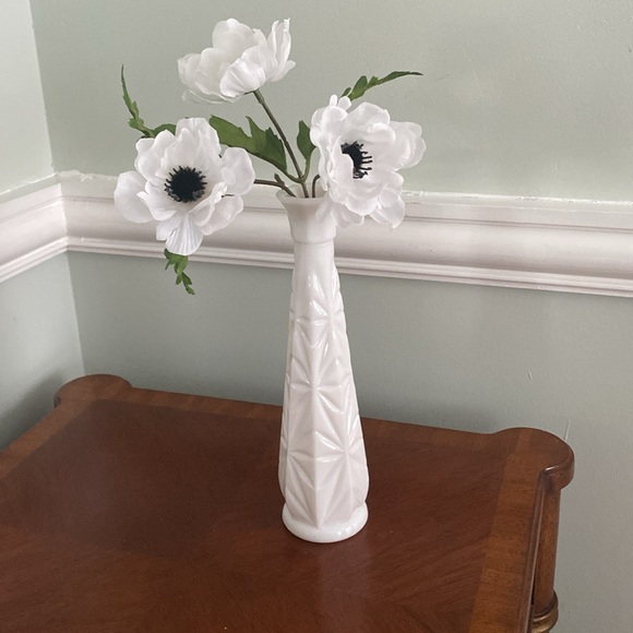 2 milk glass vases. Can be used for single flower or no more than three. - Picture 3 of 5